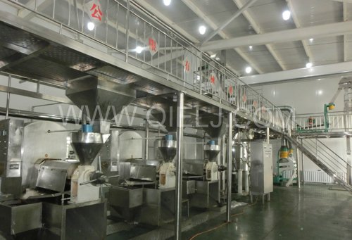 油莎豆榨油設(shè)備 冷榨莎豆油成套設(shè)備 鄭州企鵝提供此種設(shè)備(圖3) 油莎豆榨油設(shè)備 冷榨莎豆油成套設(shè)備 鄭州企鵝提供此種設(shè)備(圖3)